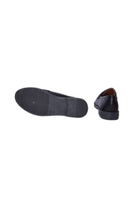 Scarpa in pelle nera con finitura liscia, punta tondeggiante e suola in gomma bassa caratterizzata da scanalature orizzontali; una vista laterale mostra un design semplice.