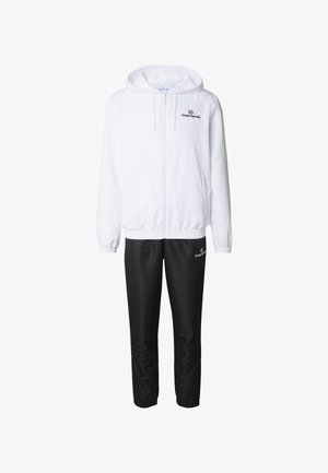 Biała bluza z zamkiem z przodu, z kieszenią oraz czarnym logo, zestawiona z czarnymi spodniami z elastycznym pasem i logo na nodze.
