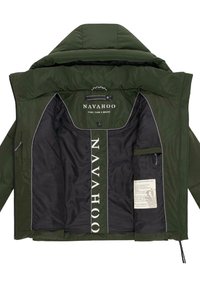 Veste d'hiver verte ouverte pour montrer la doublure intérieure noire avec le logo "NAVAHOO" et une poche intérieure avec une étiquette.