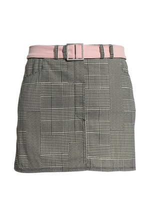 Mini-jupe à carreaux noirs et blancs avec différents motifs pied-de-poule et zigzag, accompagnée d'une large ceinture rose et d'une boucle argentée.
