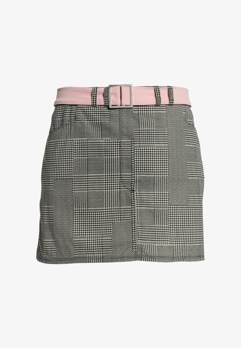 Mini-jupe à carreaux noirs et blancs avec différents motifs pied-de-poule et zigzag, accompagnée d'une large ceinture rose et d'une boucle argentée.