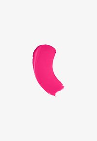 Trait de peinture courbé rose vif avec une surface légèrement texturée sur fond blanc.