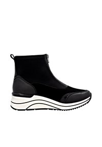 Botas negras hasta los tobillos con cierre de cremallera, elaboradas con una combinación de materiales lisos y texturizados. Presentan una suela de rayas blancas y un asa de tirón.