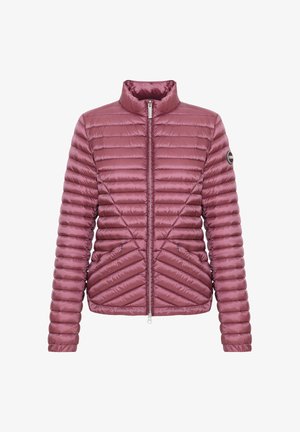 Világoslila steppelt puffert kabát teljes hosszúságú első cipzárral, álló gallérral, két átlós cipzáras zsebbel és logó folttal a bal ujján.