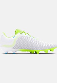 Scarpa da calcio bianca con superficie testurizzata, dettagli verde neon e collo aderente. Presenta un design angolare, tacchetti corti e prolungamenti blu sulla punta.