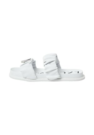 Sandali bianchi slip-on con due cinturini arricciati e suola piatta. Il design presenta un branding minimalista sulla soletta.
