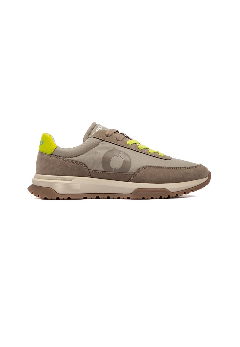 Sneaker basse beige et marron clair avec languette de talon et lacets jaune fluo, semelle texturée et logo de marque sur le côté et la languette.