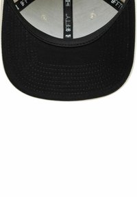 Czarna czapka z płaskim daszkiem, o gładkiej fakturze i białym spodzie. W środku widoczna wzorzysta podszewka oraz metka 9FIFTY.