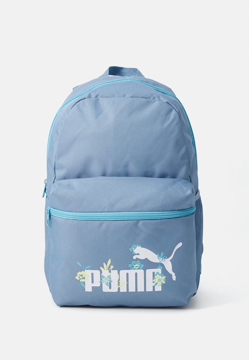 Lichtblauwe rugzak van stof, met een voorzak met een turquoise rits en een bloemen-Puma-logo ontwerp aan de onderkant.