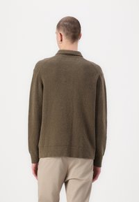 Olivgrüner, strukturierten Strickpullover mit Kragen und langen Ärmeln, der eine lässige Passform und einen gerippten Saum bietet.
