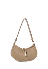 Borsa a mano in pelle beige con forma curva, tracolla corta, rifiniture in oro e dettaglio con chiusura nella parte superiore. Superficie testurizzata.