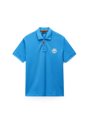 Niebieska koszulka polo z krótkim rękawem, kołnierzykiem, dwukolorową listwą guzikową i okrągłą naszywką z logo na lewej piersi.