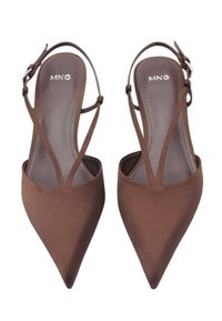 Hnědé slingback boty se špičatou špičkou a saténovým povrchem, s úzkými popruhy a malou přezkou. Hladká textura s minimalistickým designem.