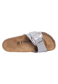 Sandale Birkenstock grise avec une large sangle et une boucle en argent, présentant une semelle en liège naturel et une semelle texturée, taille 38.