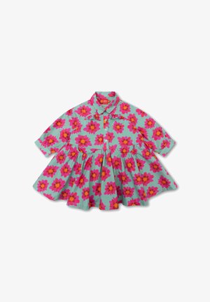 Bloemige jurk met een lichtblauwe basis, grote roze en oranje bloemen, een kraagnek en een uitlopende rok met geplooide details.