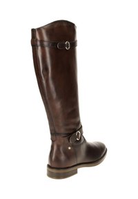 Bota de cuero marrón hasta la rodilla con un acabado suave, punta redonda y correa decorativa con un complemento de hebilla plateada. Tacón plano.