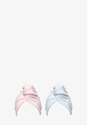 Due asciugamani per capelli: uno rosa tenue e uno azzurro chiaro, realizzati in materiale morbido e vellutato. Ogni asciugamano presenta un design intrecciato e una forma compatta.