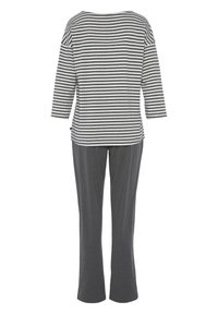 Grau-weiße gestreifte Langarmbluse mit weitem Ausschnitt, kombiniert mit einfarbigen grauen, weit geschnittenen Hosen. Glatter Stoff, lässige Passform.