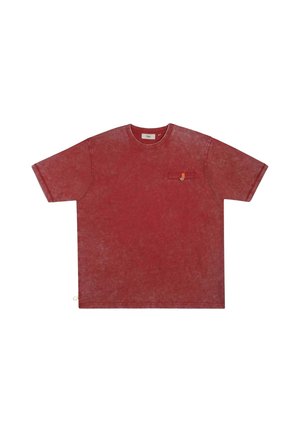 T-shirt rouge manches courtes effet acid wash, col rond avec petite poche boutonnée sur la poitrine gauche.