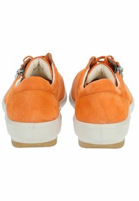 Orange Wildlederschuhe mit weißen Gummisohlen, ausgestattet mit einem Reißverschluss hinten und minimaler Naht. Glatte Textur mit abgerundetem Rückendesign.