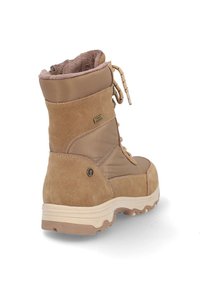 Bota impermeable en tono marrón que presenta una combinación de ante liso y texturizado, parte delantera con cordones y un forro acolchado de piel de pelo en el collar.