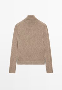 Pull en maille beige à manches longues et col roulé posé à plat, montrant l'arrière avec poignets et ourlet côtelés sur un fond blanc.
