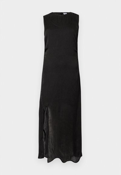 Αμάνικο μαύρο μίντι φόρεμα με στρογγυλή λαιμόκοψη και πλαϊνή σκίσιμο, κατασκευασμένο από ελαφρώς γυαλιστερό, υφασμάτινο ύφασμα με υφή.