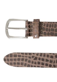 Crocodilmönstrad bälte i ljusbrunt läder, med en silvermetallspänne och matchande läderrem med hål för justering.