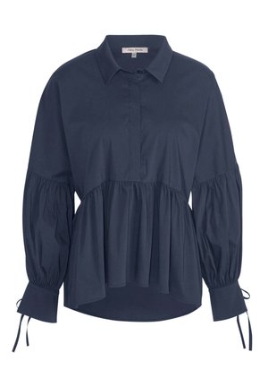 Marineblaue Bluse mit kragenförmigem Ausschnitt, Knopfverschluss, gerafftem Oberteil und voluminösen Ärmeln mit Bindebändern an den Manschetten. Glatte Textur des Stoffs.