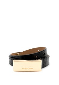 Sort læderbælte med krokodilletekstur, der har en rektangulær guldspænde, gravering med Michael Kors.