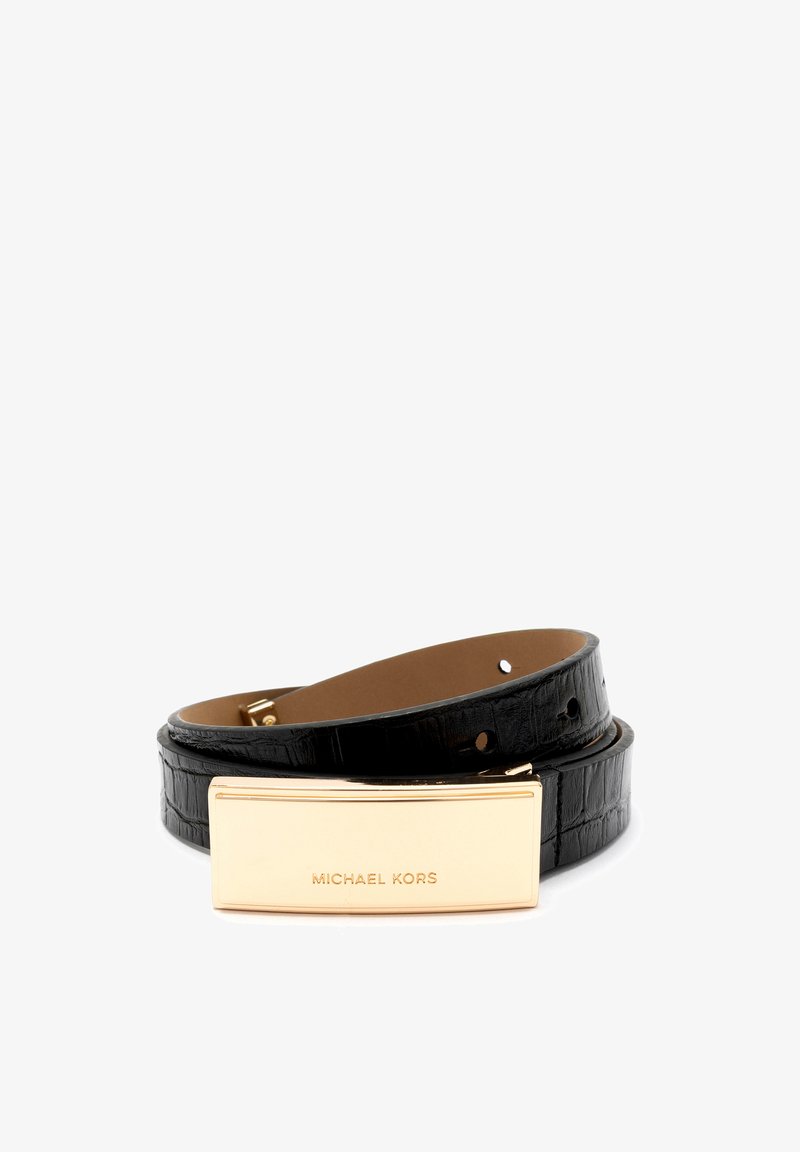 Zwarte leren riem met krokodillenstructuur, voorzien van een rechthoekige gouden gesp gegraveerd met Michael Kors.