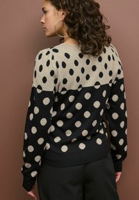 Next CREW NECK LONG SLEEVE PATTERN - REGULAR FIT - Strickpullover - black and neutral spot