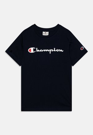 Czarny t-shirt z krótkim rękawem z białym i czerwonym logo Champion na piersi oraz małym emblematem Champion na lewym rękawie.