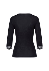 Top lungo a maniche nere, a coste, con scollatura rotonda e rifiniture in pizzo alle maniche. Tessuto liscio con un design aderente e sagomato.