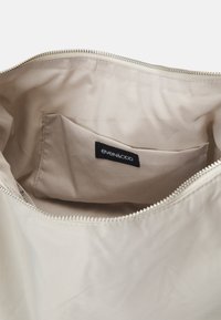 Thumbnail Image 4