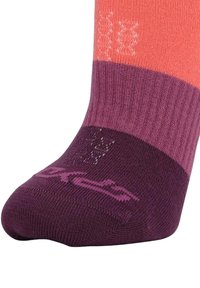 Calcetín colorido con un diseño a rayas en naranja, rosa y púrpura. Presenta una textura de punto y el logo de la marca en rosa en la sección púrpura oscura.