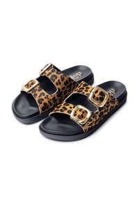 Sandalias tipo slide con estampado de leopardo, dos correas ajustables de imitación de cuero negro, hebillas doradas y una suela negra texturizada.