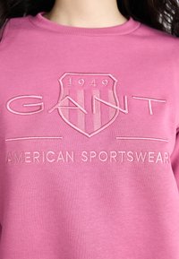 GANT TONAL SHIELD C NECK - Melegítőfelső - dark lavender