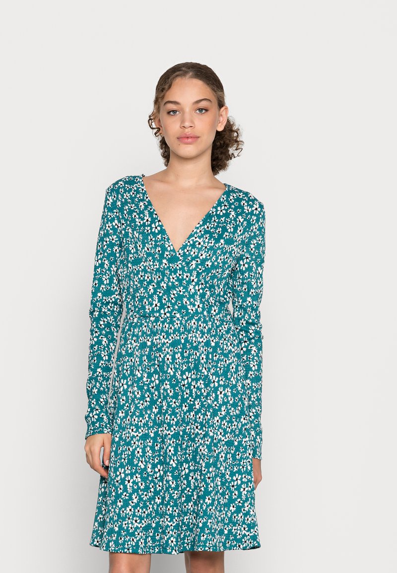 Damen Freizeitkleider | Pieces PCFRISA DRESS Jerseykleid blue surf/white/blau - FS81937 Damen Freizeitkleider | Pieces PCFRISA DRESS Jerseykleid blue surf/white/blau - FS81937