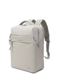 Sac à dos rectangulaire gris clair avec bretelles rembourrées, poches avant zippées et poignée supérieure sur fond blanc.