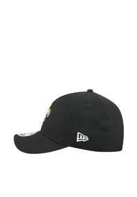Schwarze Baseballkappe mit strukturiertem Design, goldenem Logo auf der Vorderseite, weißen Nähten an der Seite und einem gebogenen Schild.