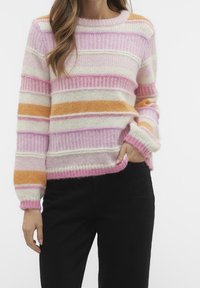 Rosa und weiße gestreifte Sweater mit orangefarbenen Akzenten; weiche, flauschige Textur; runder Halsausschnitt; gerippte Bündchen und Saum; lockere Passform.
