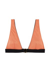 Haut de bikini triangulaire corail avec une bande noire et un détail de boucle métallique. Fait en tissu lisse et brillant avec un design épuré et minimal.