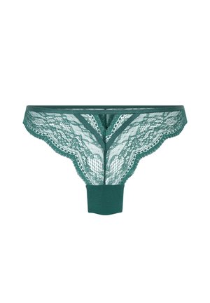 Groene kanten bikini-stijl damesondergoed met bloemenpatroon en een effen stoffen kruisje op een witte achtergrond.
