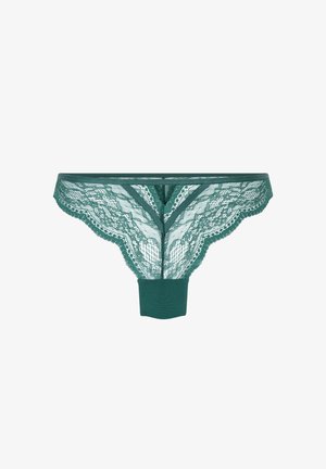 Groene kanten bikini-stijl damesondergoed met bloemenpatroon en een effen stoffen kruisje op een witte achtergrond.