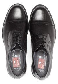 Zapatos de vestir de cuero negro, con punta redondeada, diseño de cordones y textura suave. Cuentan con plantillas acolchadas y un ligero brillo.