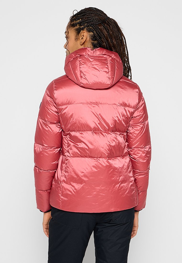 Różowa puchowa kurtka z odpinanym kapturem, błyszczący materiał i poziome szwy. Rękawy są lekko zwężane.