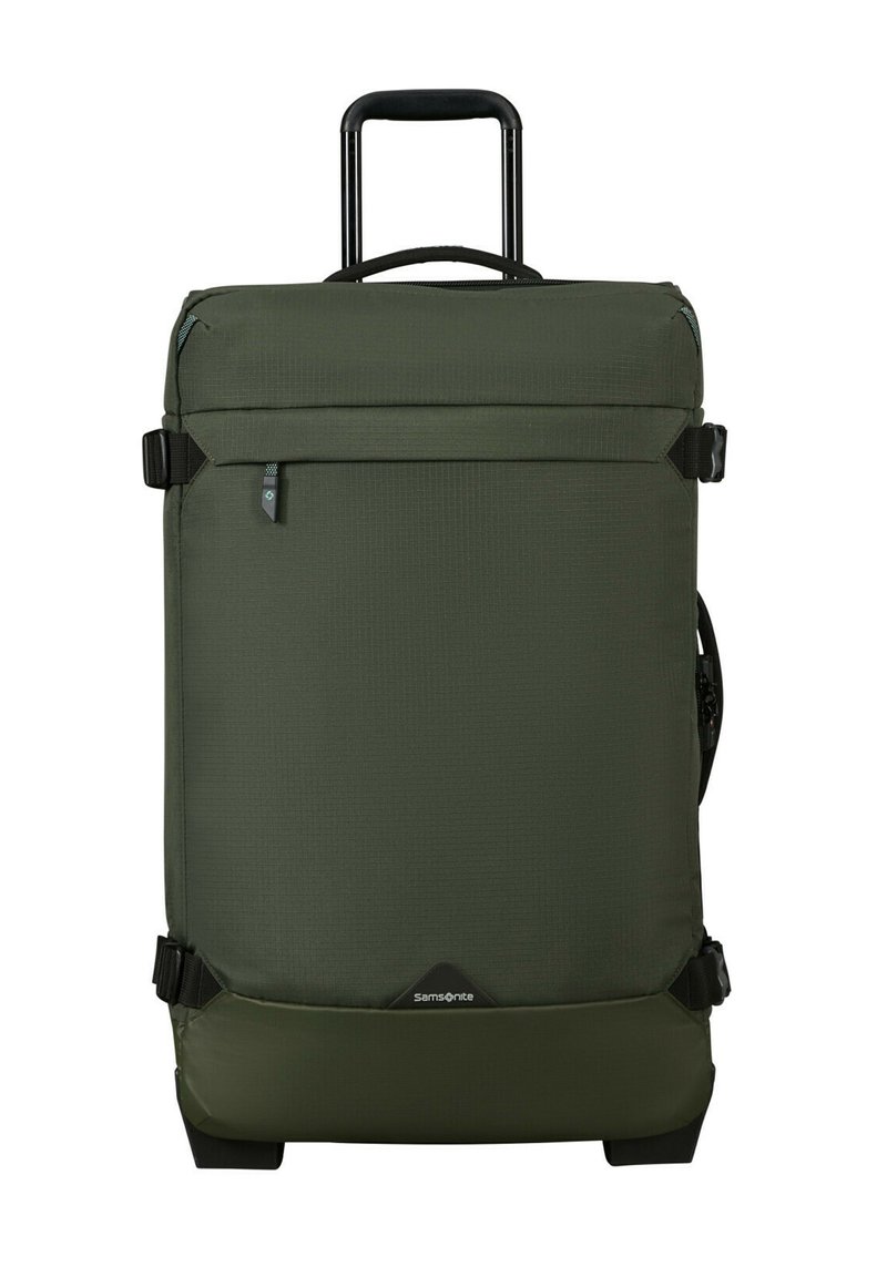 Maleta verde con ruedas, superficie texturizada, mango retráctil, correas laterales con hebilla y un logo distintivo en la parte inferior.