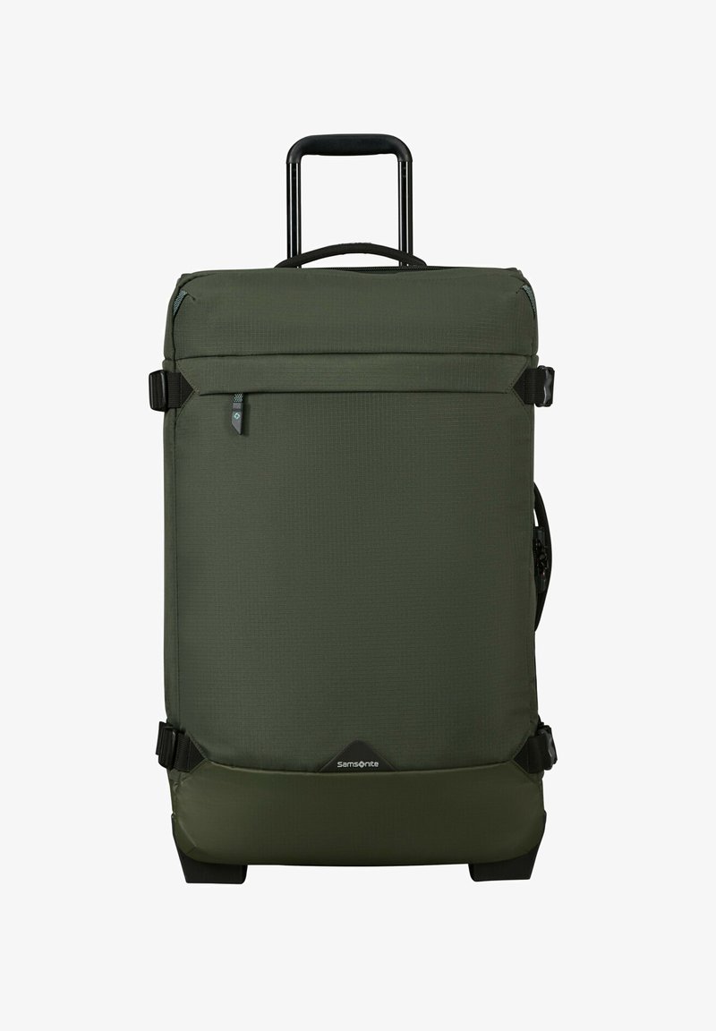 Valise verte à roulettes avec une surface texturée, poignée rétractable, sangles à boucles sur les côtés et un logo signature en bas.