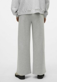Ruime sweatpants van lichtgrijze stof, met een zachte textuur en een elastische tailleband. Verrijkt met een ontspannen pasvorm en subtiele stikdetails.